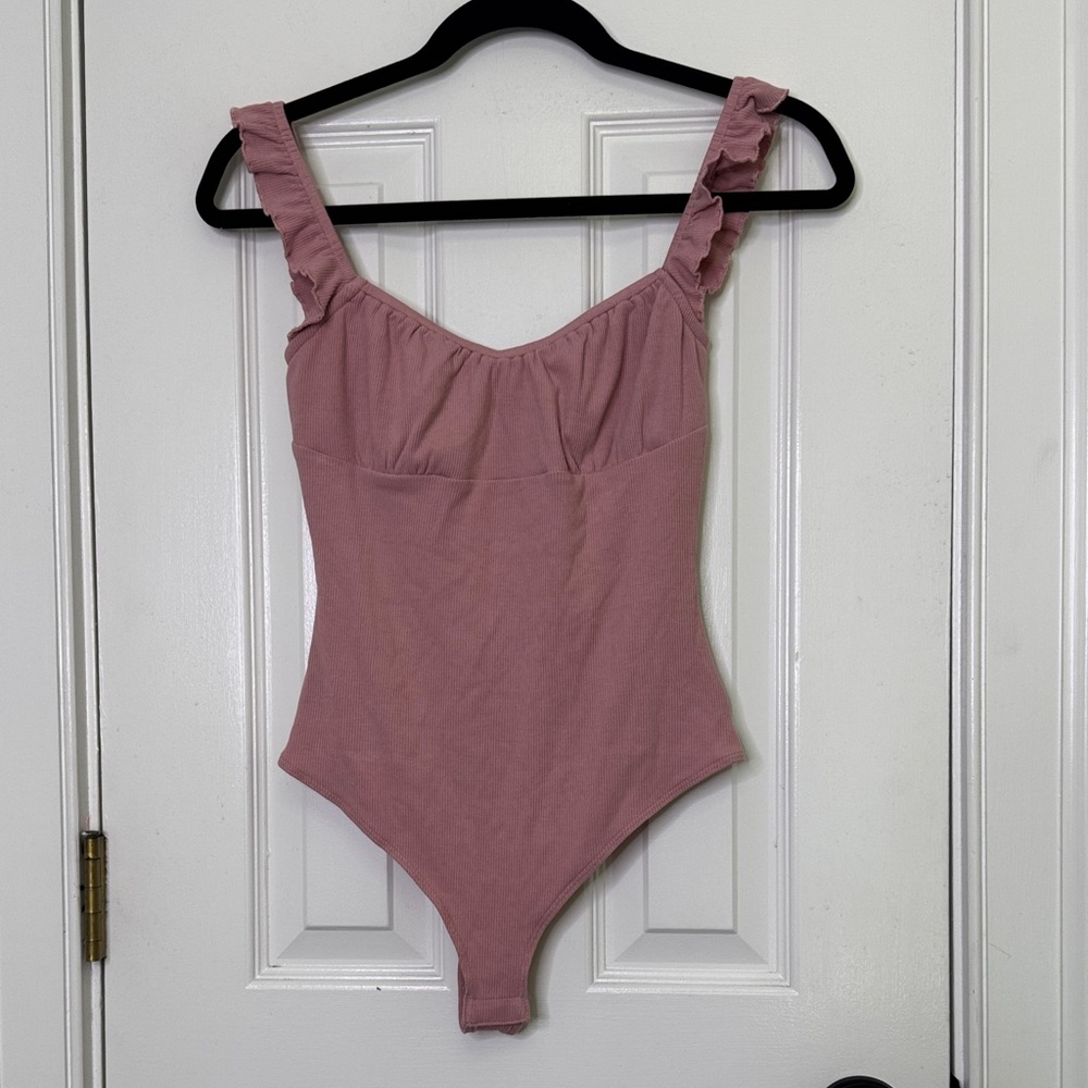 🌸 Le Lis Ribbed Ruffle Strap Bodysuit – Size Small NWT
